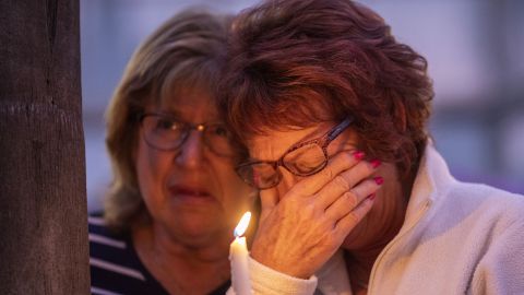 La comunidad se une en oración y vigilia con velas en la Iglesia Presbiteriana Comunitaria Rancho Bernardo el 27 de abril de 2019 en Poway, California.
