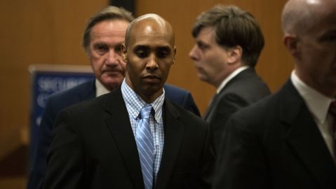 Mohamed Noor (c) entre sus abogados.