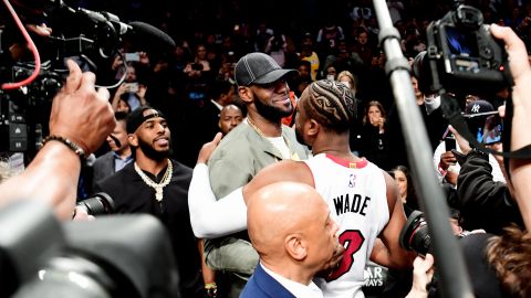 Lebron James saluda a Dwyane Wade con Chris Paul detrás antes del juego contra Nets.