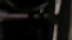 El técnico Kenny Atkinson trata de frenar a su jugador Jared Dudley durante una trifulca con los Sixers.