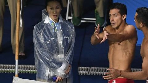 Los mexicanos Rommel Pacheco y Jahir Ocampo exigiendo a los jueces la repetición de su último salto en la final de trampolín 3m sincronizado.