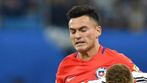 Los chilenos Charles Aranguiz y Leonardo Valencia son señalados en investigación sobre un grupo delincuencial en su país.