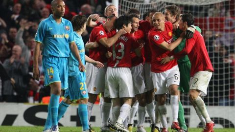 Thierry Henry y Messi se lamentan ante el triunfo del Manchester United. El Barsa se quedó fuera en semis de la Champions en 2008.