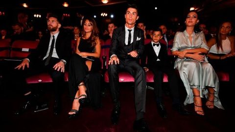 Imagen de archivo de Lionel Messi y Cristiano Ronaldo con sus parejas: Antonella Roccuzzo y Georgina Rodríguez, respectivamente