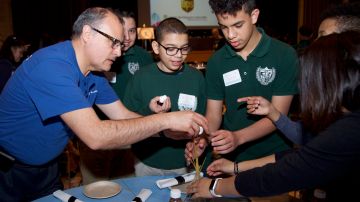 Jairo Torres, quien se desempeña como Laboratory Asset Care Manager en Bristol-Myers Squibb, brinda asesoría a los estudiantes durante el Marshmallow Challenge de la conferencia juvenil de HISPA.