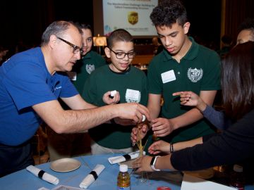 Jairo Torres, quien se desempeña como Laboratory Asset Care Manager en Bristol-Myers Squibb, brinda asesoría a los estudiantes durante el Marshmallow Challenge de la conferencia juvenil de HISPA.