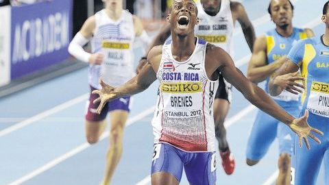 El costarricense Nery Brenes celebra tras ganar el oro en Estambul, Turquía, ayer sábado, dentro del mundial de atletismo bajo techo.