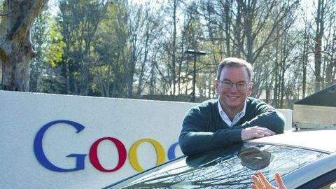 El Director Ejecutivo de Google, Eric Schmidt (i), y los cofundadores de la empresa, Larry Page (c) y Sergey Brin, en el interior de un Toyota Prius con piloto automático.