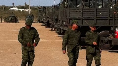 Unos 5 o 6 militares mexicanos detuvieron a los estadounidenses.