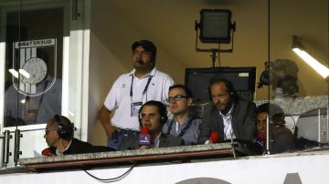 Christian Martinoli narra partidos de fútbol para TV Azteca junto con Luis García