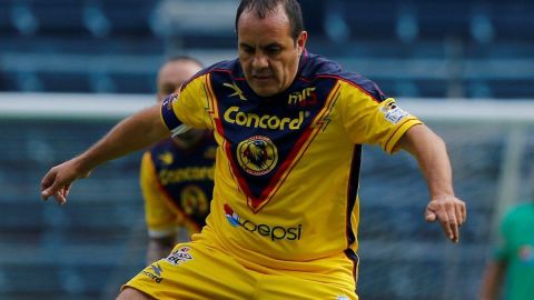 Cuauhtémoc Blanco, ya retirado juega por los colores de su amado América a la menor provocación.