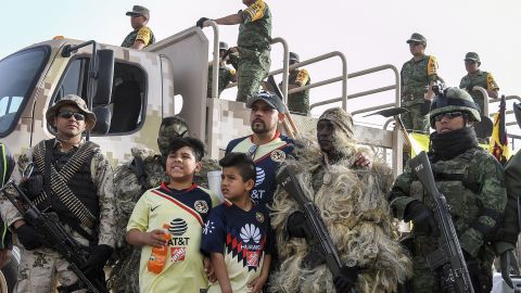 Aficionados del América aprovecharon para tomarse fotos con efectivos militares en Ciudad Juárez