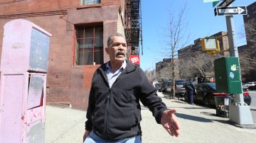 Edward Rivera, quien vive en un apartamento de renta controlada en El Barrio, urge a que aprueben paquete de protecciones a inquilinos