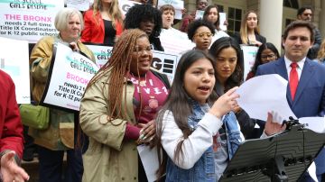 Berenice Gervasio, de 15 años, habla en la manifestación para exigir al Departamento de Educación acciones que pongan fin al abuso y violencia sexual en las escuelas