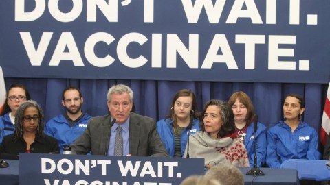 El alcalde Bill de Blasio, junto al comisionada de Salud Oxiris Barbot (der.), y la vicealcaldesa adjunta de Salud y Servicios Humanos de la Ciudad Herminia Palacio, anuncia la emergencia por el sarampión.