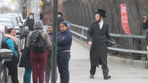 Hispanos en Brooklyn están preocupados por brote de sarampión