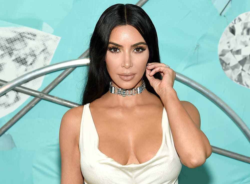 Kim Kardashian vistió sus curvas con un delicado azul de bondi - El Diario  NY