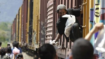 Desde 2014 México hace redadas de migrantes en trenes y autobuses.