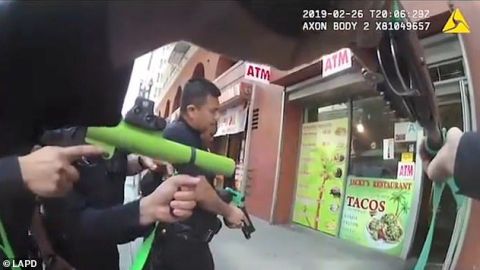 La policía disparó pelotas de goma contra el hombre.