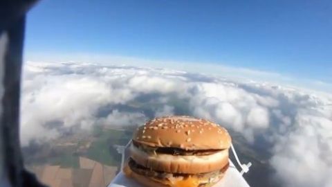 La hamburguesa fue colocada en una caja de unicel y con cámara Go Pro