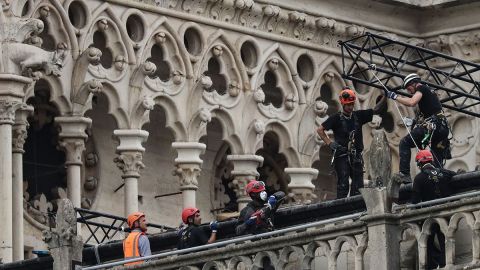 Los montañistas tienen la capacidad de trabajar de forma segura en las alturas.