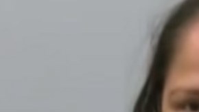 La mujer levantó su dedo pulgar al notar la presencia de las cámaras de prensa.