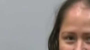 La mujer levantó su dedo pulgar al notar la presencia de las cámaras de prensa.
