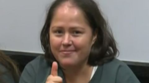 La mujer levantó su dedo pulgar al notar la presencia de las cámaras de prensa.
