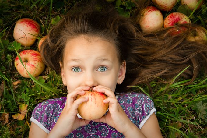 ¿Cómo debemos lavar las manzanas para evitar el consumo de pesticidas?