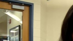 La maestra descubrió la habilidad de Sara de escribir en cursivas.