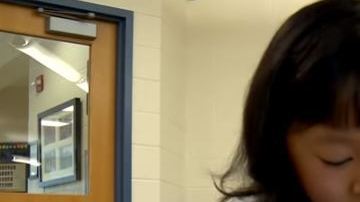 La maestra descubrió la habilidad de Sara de escribir en cursivas.