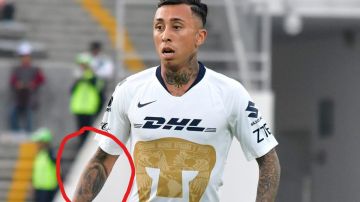 El jugador chileno de Pumas UNAM Martín Rodríguez y su 'tatuaje incómodo'.