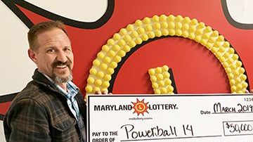 Los ganadores del premio del "Powerball 14" con su premio.