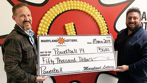 Los ganadores del premio del "Powerball 14" con su premio.