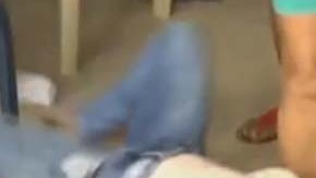 Las menores parecen convulsionar en el suelo.