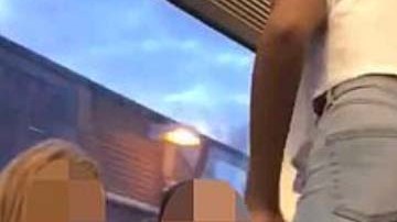 En el video, se ve cómo otras jóvenes se mofan del acoso a la viajera.