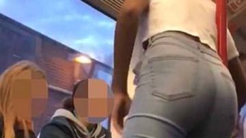 En el video, se ve cómo otras jóvenes se mofan del acoso a la viajera.