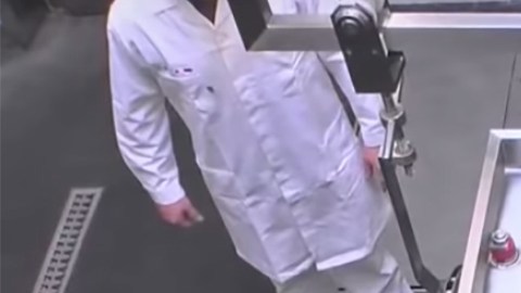 La mujer cayó en un molino industrial.