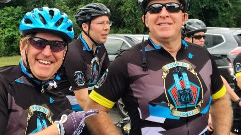 El Comisionado James O'Neill en su bicicleta en 2017