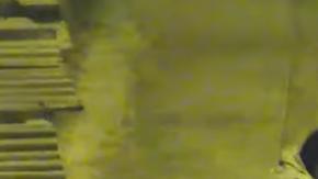 Un niño estudia a la luz de una farola.