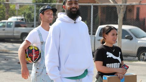 A pesar de su fama, Nipsey Hussle siempre se mostró orgulloso de sus orígenes modestos y callejeros en el sur de Los Ángeles, una zona conocida por la pobreza y la criminalidad.