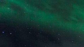La aurora boreal es causada por ondas de partículas emitidas por el Sol.