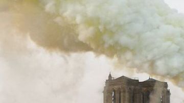 Una cortina de humo se ve desde diferentes zonas de París.