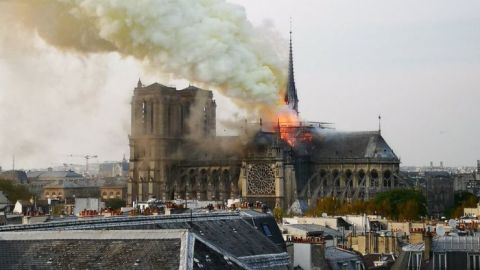 Una cortina de humo se ve desde diferentes zonas de París.