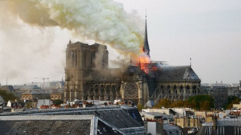 Una cortina de humo se ve desde diferentes zonas de París.