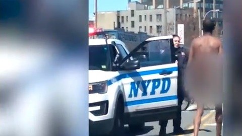 El nudista frente a la mujer policía