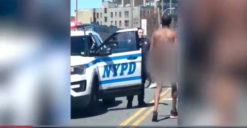 El nudista frente a la mujer policía