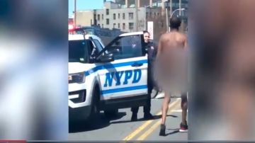 El nudista frente a la mujer policía