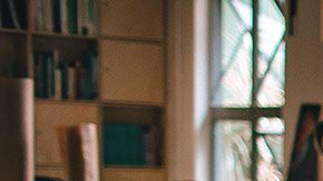 Ten cuidado con las bromas, pues no todas serían bien recibidas por tus compañeros.