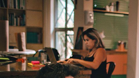 Ten cuidado con las bromas, pues no todas serían bien recibidas por tus compañeros.